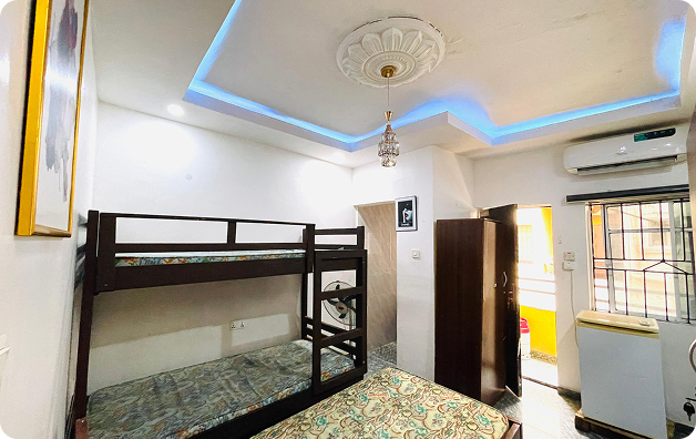 Queenscourt Hostel, Akoka